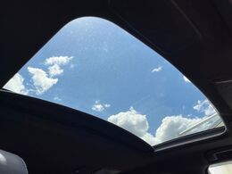 【ムーンルーフ】開放感たっぷりの希少装備、ムーンルーフが装着されています！車内に明かりを取り入れたり景色を楽しむ以外にも、車内の空気も簡単に換気できて快適です！