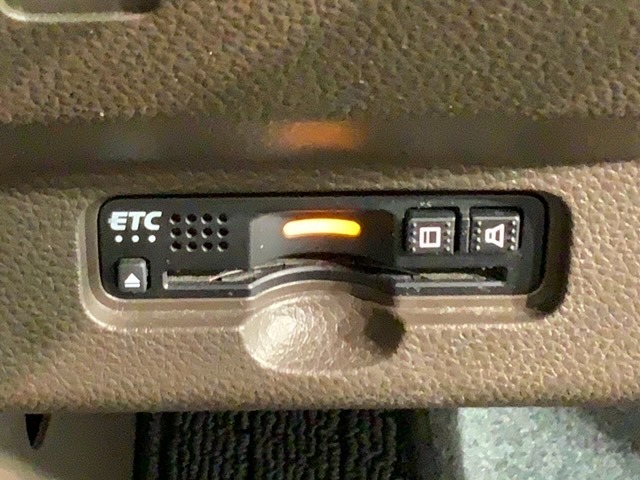 いまや快適なカーライフに欠かせないETCが付いています。