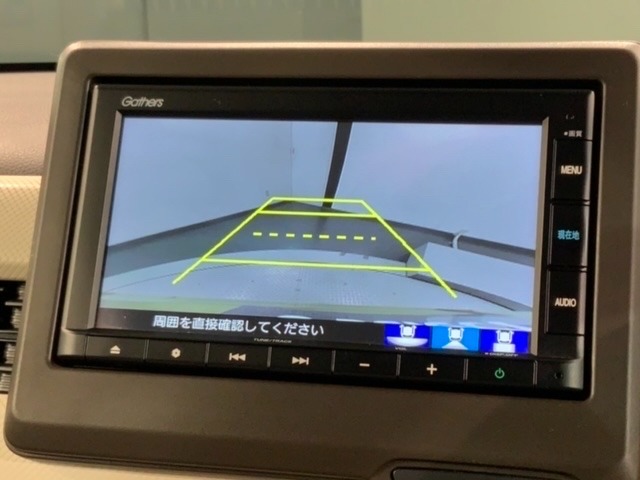 リバースギアに入れるだけで後方の表示へ切り替わります。夜間や雨の日の駐車も楽になりますよ。