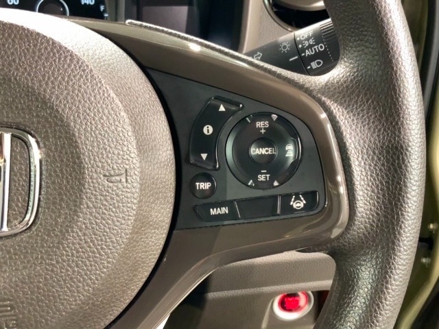 クルーズコントロールを装備しています。高速道路などで一定の速度で走ってくれるので運転が楽ですよ！速度を設定できますので、スピードの出しすぎにも注意できます。