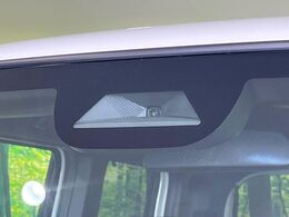 【ホンダセンシング】走行中に前方の車両等を認識し、衝突しそうな時は警報とブレーキで衝突回避と被害軽減をアシスト。より安全にドライブをお楽しみいただけます。