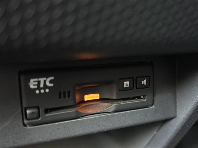 有料道路を利用する際に料金所で停止することなく通過できる、ETC車載器（ノンストップ自動料金収受システム機器）が装備されています。セットアップを行うことで利用可能になります