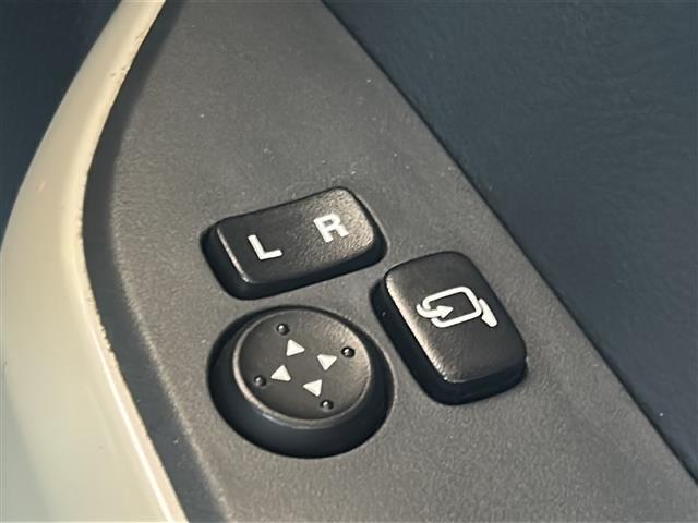 【電動格納ミラー】運転席のスイッチで、ドアミラーの開閉や角度の調整ができます。