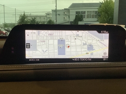 マツダコネクトはソフトウェアをアップデート出き常に最新のサービスを利用できるシステムです。ナビゲーション機能はもちろん、Bluetoothを利用してのハンズフリー通話も可能です。