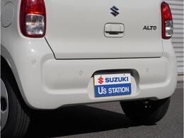 【リアパーキングセンサー】バンパーに付いたセンサーが障害物を検知。一定の距離に近づくとアラートで教えてくれます。狭い駐車スペースや車庫入れ時も安心です。