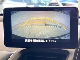 【バックカメラ】駐車時に後方がリアルタイム映像で確認できます。大型商業施設や立体駐車場での駐車時や、夜間のバック時に大活躍！運転スキルに関わらず、今や必須となった装備のひとつです！