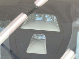 【シティブレーキアクティブシステム】低速走行中に前方の車両等を認識し、衝突しそうな時は警報とブレーキで衝突回避と被害軽減をアシスト。より安全にドライブをお楽しみいただけます。