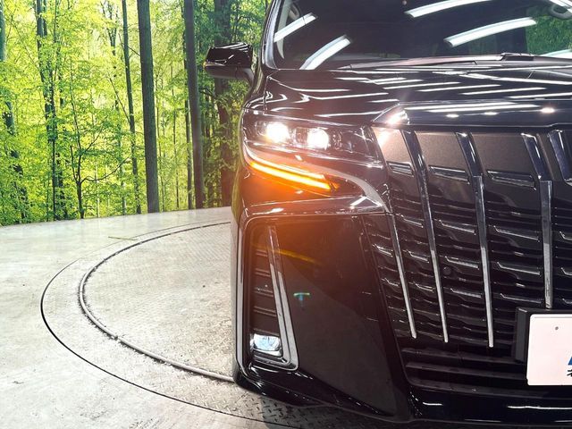 【LEDヘッドライト】悪天候や夜間走行時も良好な視界を確保し安心して運転できる高輝度LEDヘッドライトを装備！点灯速度が早く、消費電力も抑えられています。