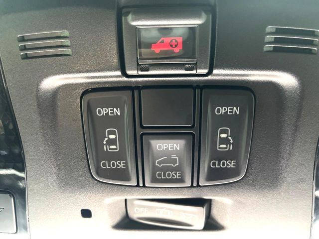 【両側パワースライドドア】スマートキーや運転席のスイッチで後席両側スライドドアの開閉が可能♪電動だから力を入れてドアを開ける必要が無く、小さなお子様でも簡単に開け閉めでき快適です♪