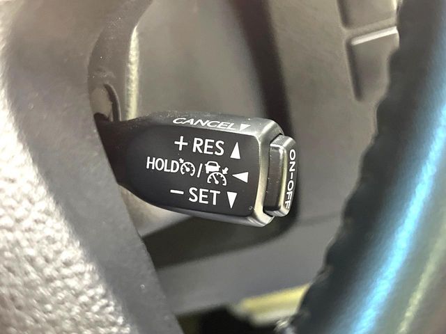 【レーダークルーズコントロール】高速道路での長距離走行が楽に！！自動で速度を保つクルーズコントロールが、衝突軽減システムと連携し、前方の車両を感知して車間を保つように速度調節してくれます！！