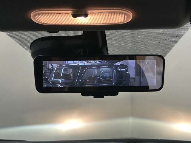 ドラレコ付きの社外品を取り付けることも可能です！最近はやりのデジタルルームミラーも気になる方は是非一度ご相談を！！