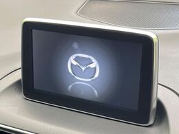 【マツダコネクトナビ】車内の雰囲気にマッチした一体型タイプのナビ。各種車輌設定やBluetooth再生等、様々な機能が楽しめます。直感的なダイヤル操作が可能で、使い勝手も良好です。