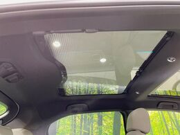 【パノラマルーフ】大型のガラスルーフ搭載で車内の解放感が一気にアップ！開放的なドライブをお楽しみいただけます。