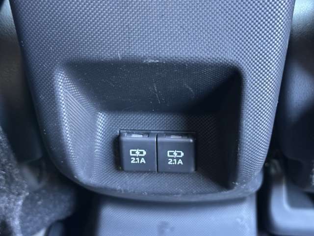 後部座席に2口のUSBソケットがございます（＊＾▽＾＊）後席からも充電できます☆
