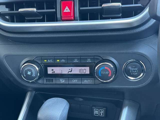 エアコンはオートエアコンです(^-^)温度調節も細かくできるので車内を快適な温度にできますよ(*^^*)人気の装備です☆
