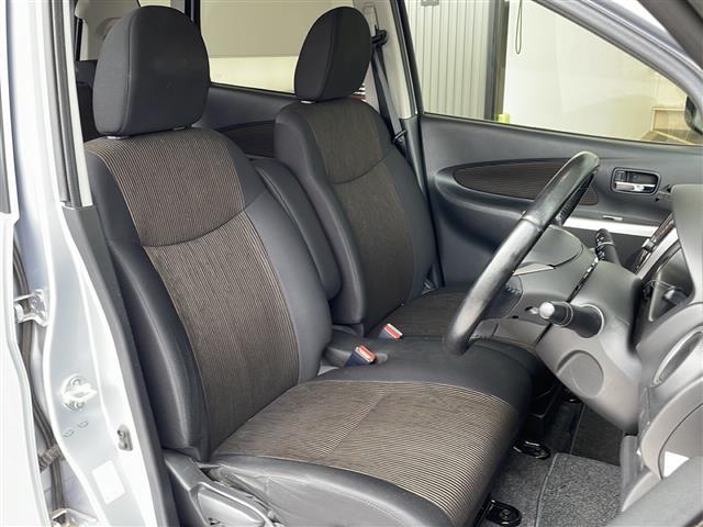 【運転席】座り心地が良いシートなので長時間の運転でも快適にお過ごしいただけます。新品のフロアマットのご注文も可能です。掲載箇所以外にご希望の写真がございましたらお気軽にお問い合わせ下さい。