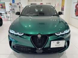 盾型グリルとアルファロメオエンブレムが真ん中にあって日本車では珍しいナンバープレートが端にあります