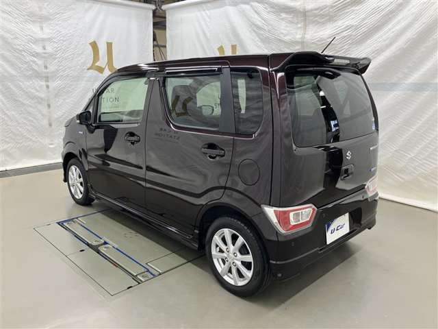広々とした車内空間に優れた燃費性能。更にデザインも上質で人気のお車です！