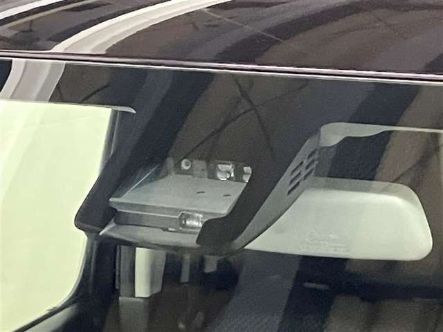 サポカーSとは、衝突被害軽減ブレーキに加えて、高齢者に多いと言われている踏み間違い事故防止をサポートする機能です。詳しくは販売店スタッフまでおたずねください。