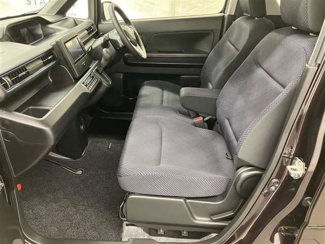 ベンチシート式です！高いホールド性で運転姿勢が安定します。長距離ドライブでも疲れにくいのが魅力です。快適なドライビングライフをお送りください♪