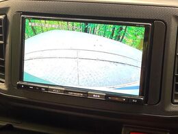 【バックカメラ】駐車時に後方がリアルタイム映像で確認できます。大型商業施設や立体駐車場での駐車時や、夜間のバック時に大活躍！運転スキルに関わらず、今や必須となった装備のひとつです！