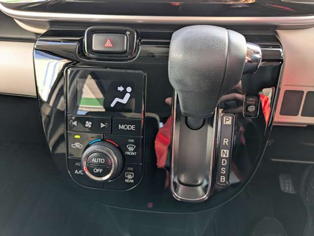 誤発進進抑制機能！先行車発進お知らせ！オートハイビーム！フォグランプ！オートエアコン！プライバシーガラス！ドアバイザー！サイドSRSエアーバック！USBポート！内外装とってもキレイな禁煙車