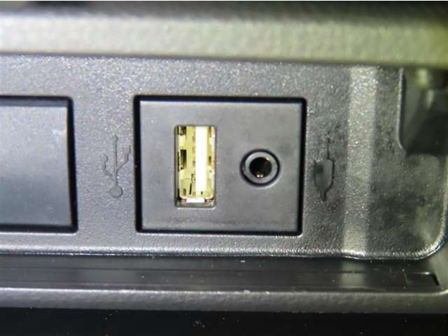USB端子を装備しております。
