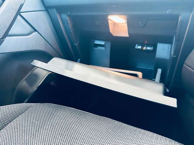 ご遠方の場合でも、下取り車両の金額を概算でお出しすることは可能でございます。車検証をお手元に、走行距離をご確認の上お問い合わせくださいませ。