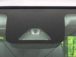 【トヨタセーフティセンス】走行中に前方の車両等を認識し、衝突しそうな時は警報とブレーキで衝突回避と被害軽減をアシスト。より安全にドライブをお楽しみいただけます。