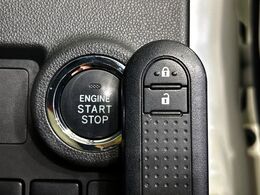 【スマートキー】カバンやポケットに入れたままでもドアの施錠・解錠が可能なスマートキーを装備。エンジンのオン・オフ時もカギを取り出す必要が無いからとっても便利です♪