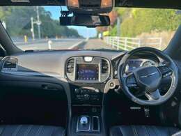 広々運転席で視界も良好です！