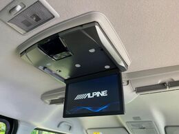 【フリップダウンモニター】大画面モニターで後席でもエンタメをお楽しみいただけます。小さなお子様にも大人気の装備です♪