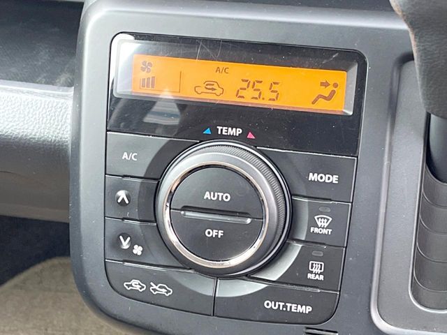 【オートエアコン】一度お好みの温度に設定すれば、車内の温度を検知し風量や温度を自動で調整。暑い…寒い…と何度もスイッチ操作をする必要はありません。快適な車内空間には必須の機能ですね♪