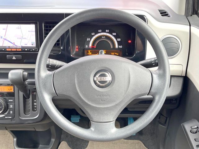 インテリアに合わせたデザインのステアリングは、運転される方のことも考え、運転しやすい形状、大きさです。是非一度、実際に触ってお確かめください。
