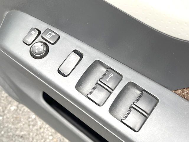 【電動格納ミラー】サイドミラーは電動格納式となっており、狭い駐車場でもキズがつくリスクを抑えられます。