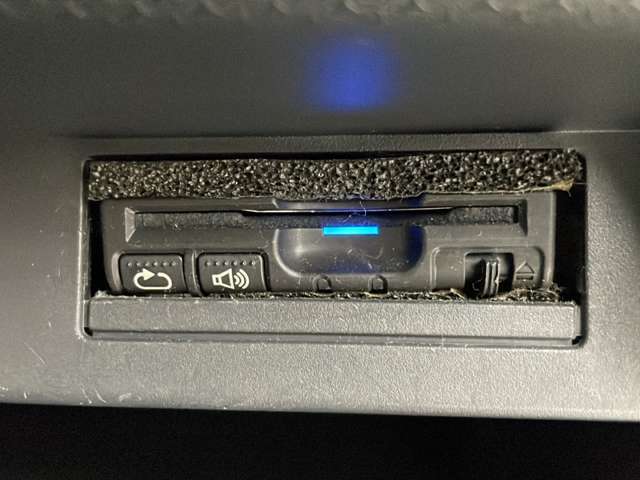 【ETC】有料道路を利用する際に料金所で停止することなく通過できる、ETC車載器（ノンストップ自動料金収受システム機器）が装備されています。セットアップを行うことで利用可能になります。