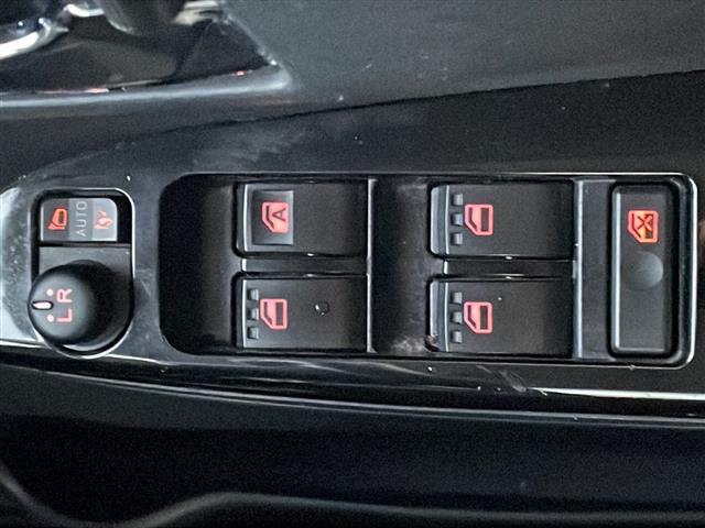 【パワーウィンドウ】運転席についている窓のスイッチは各窓の開閉をボタン一つで行うことができます。