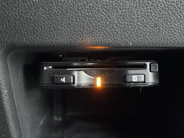 高速道路や有料道路の料金所ゲートで、自動車や自動二輪に搭載した車載器と無線通信を行い、車種や通行区間を判別して認証や決済を行うシステムです。