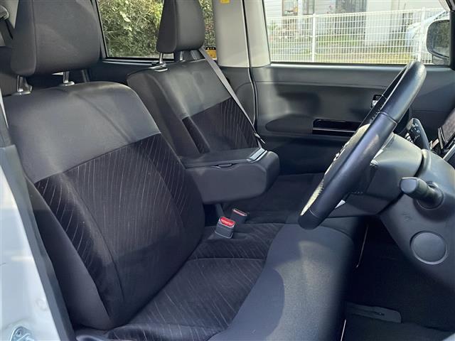運転席のシートはきれいでゆったりしています。ゆったりとした空間で座り心地の良い椅子です。