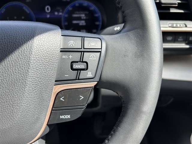 レーダークルーズコントロール(全車速追従機能付)付きです。車速に応じて追従支援してくれるので、ロングドライブも快適です。詳細は販売店スタッフまでおたずねください。