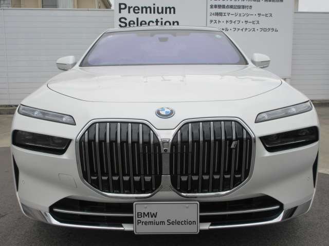 弊社試乗車としてのみ使用しておりましたので喫煙歴も無く保守管理が行き届いております。