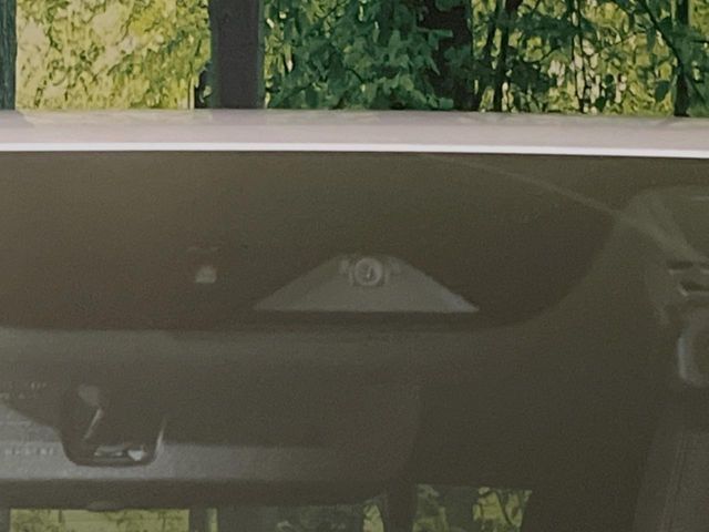 【i-ACTIVESENSE】走行中に前方の車両等を認識し、衝突しそうな時は警報とブレーキで衝突回避と被害軽減をアシスト。より安全にドライブをお楽しみいただけます。