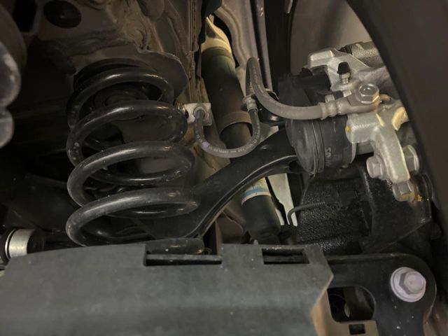 お車を安心してお乗りいただく為には、足回りの定期点検が欠かせません。サービスサポート（有償保証）では無料点検もご提供しており、安心のカーライフをお過ごしいただけるサポート体制が整っています。
