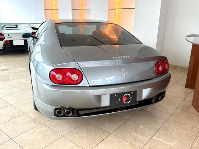 新車当時から車載されているFerrariバッグや取扱説明書一式も揃っております。