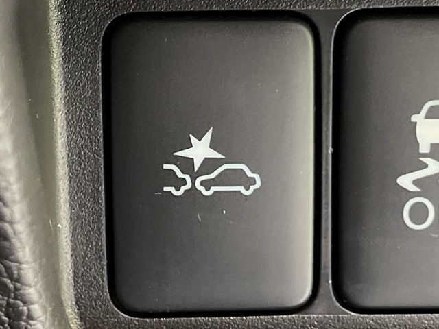 【エマージェンシーブレーキ】走行中に前方の車両等を認識し、衝突しそうな時は警報とブレーキで衝突回避と被害軽減をアシスト。より安全にドライブをお楽しみいただけます。