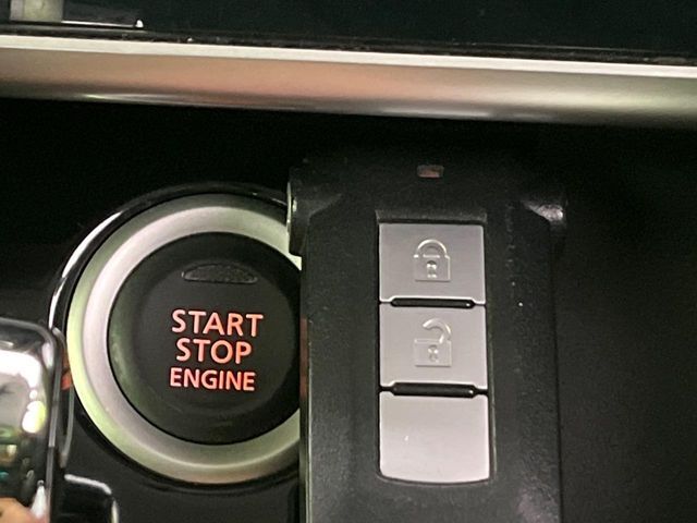 【インテリジェントキー】カバンやポケットに入れたままでもドアの施錠・解錠が可能なスマートキーを装備。エンジンのオン・オフ時もカギを取り出す必要が無いからとっても便利です♪