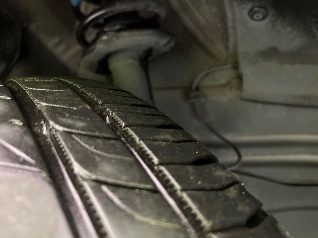 お車を安心してお乗りいただく為には、足回りの定期点検が欠かせません。サービスサポート（有償保証）では無料点検もご提供しており、安心のカーライフをお過ごしいただけるサポート体制が整っています。