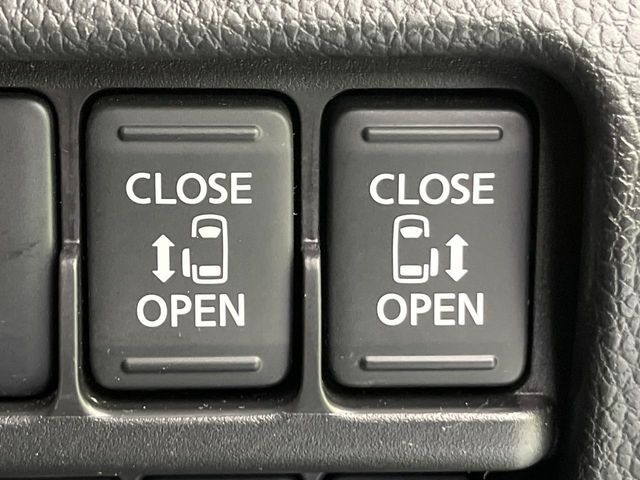 【両側パワースライドドア】スマートキーや運転席のスイッチで後席両側スライドドアの開閉が可能♪電動だから力を入れてドアを開ける必要が無く、小さなお子様でも簡単に開け閉めでき快適です♪