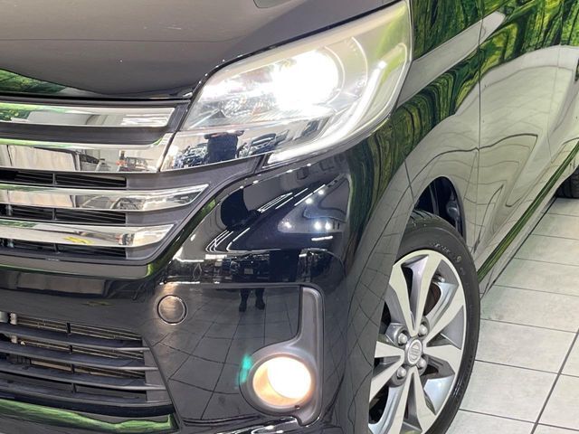 【HIDヘッドライト】非常に明るく前方を照らしてくれるので、悪天候や夜間の走行時も視界良好で安心してお乗りいただけます。