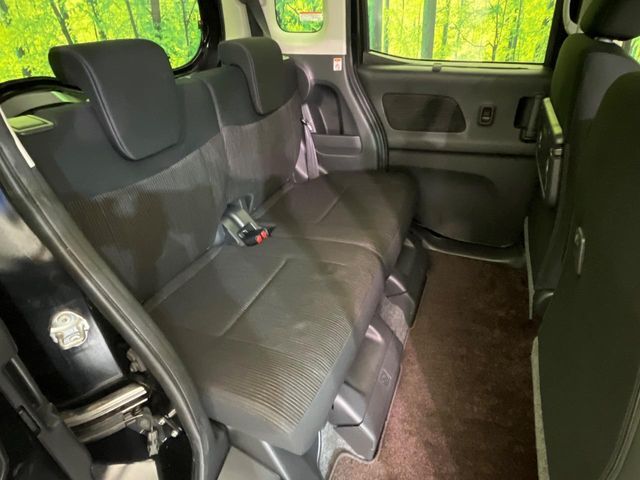 後部座席も気になるようなキズ・汚れやへたり等、大きなダメージはなく、良好な状態です。